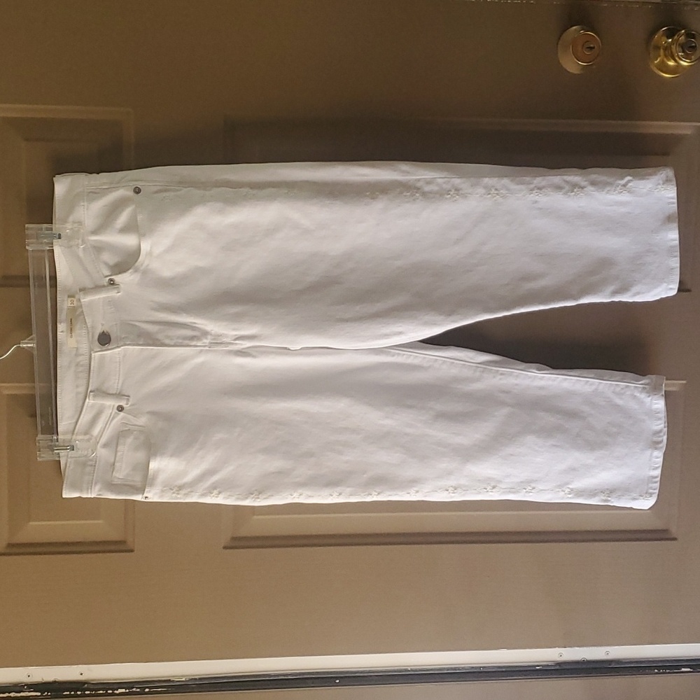 Women's White Levi Capris Size 8